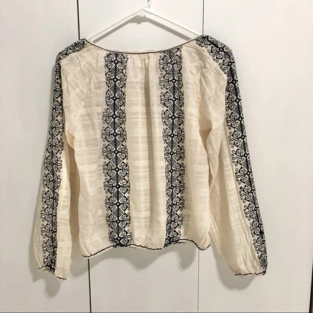 Max Studio ivory peasant blouse with navy geometric embroidery size medium - Picture 5 of 6